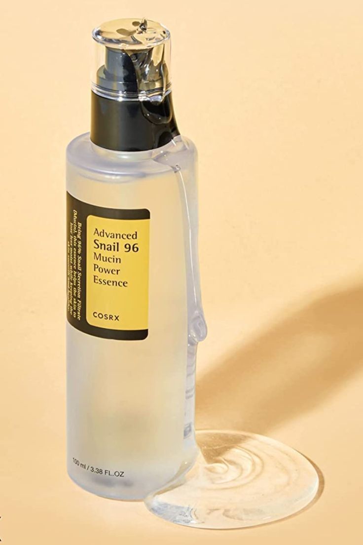 Frasco de la esencia Cosrx Advanced Snail 96 con mucina de caracol, ideal para hidratar intensamente y reparar la piel dañada.