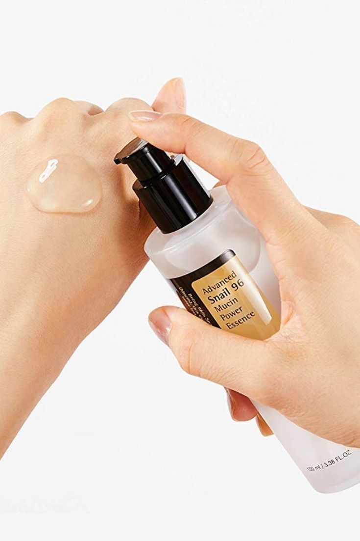 Frasco de la esencia Cosrx Advanced Snail 96 con mucina de caracol, ideal para hidratar intensamente y reparar la piel dañada.
