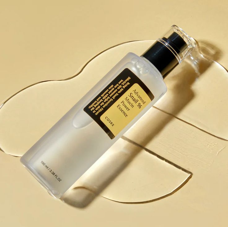 Frasco de la esencia Cosrx Advanced Snail 96 con mucina de caracol, ideal para hidratar intensamente y reparar la piel dañada.