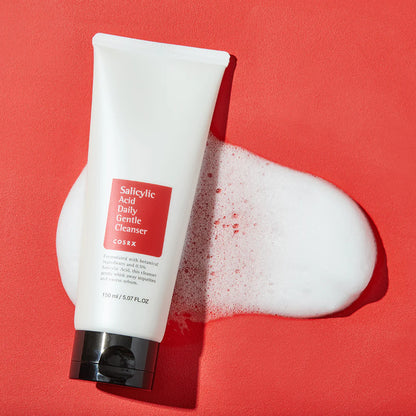 Tubo de limpiador facial suave con ácido salicílico, ideal para piel grasa o con tendencia al acné, limpia sin resecar.